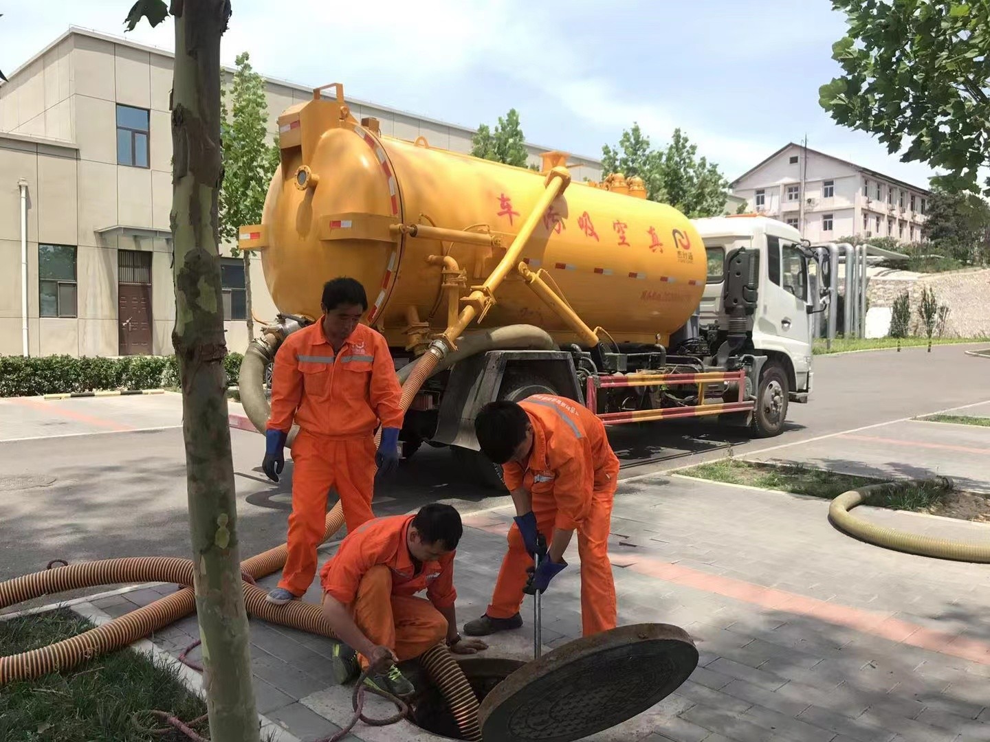 武宣管道疏通车停在窨井附近