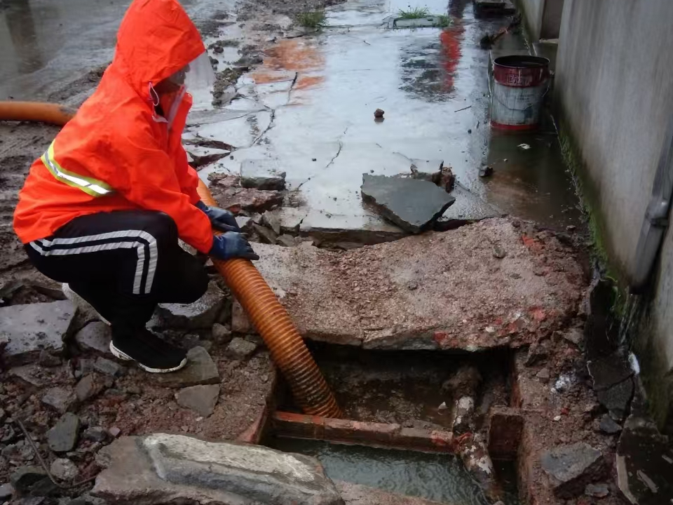 武宣专业清理污水池 炜誉市政以规范流程守护城市 “肠道”